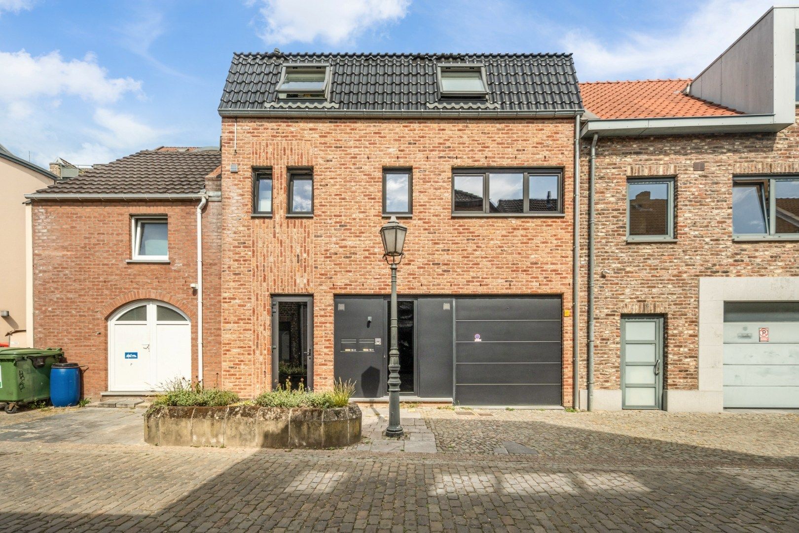 Recent, hoogwaardig afgewerkt gelijkvloers appartement, met terras en inpandige garage, in het centrum van Maaseik!  foto {{pictureIndex}}