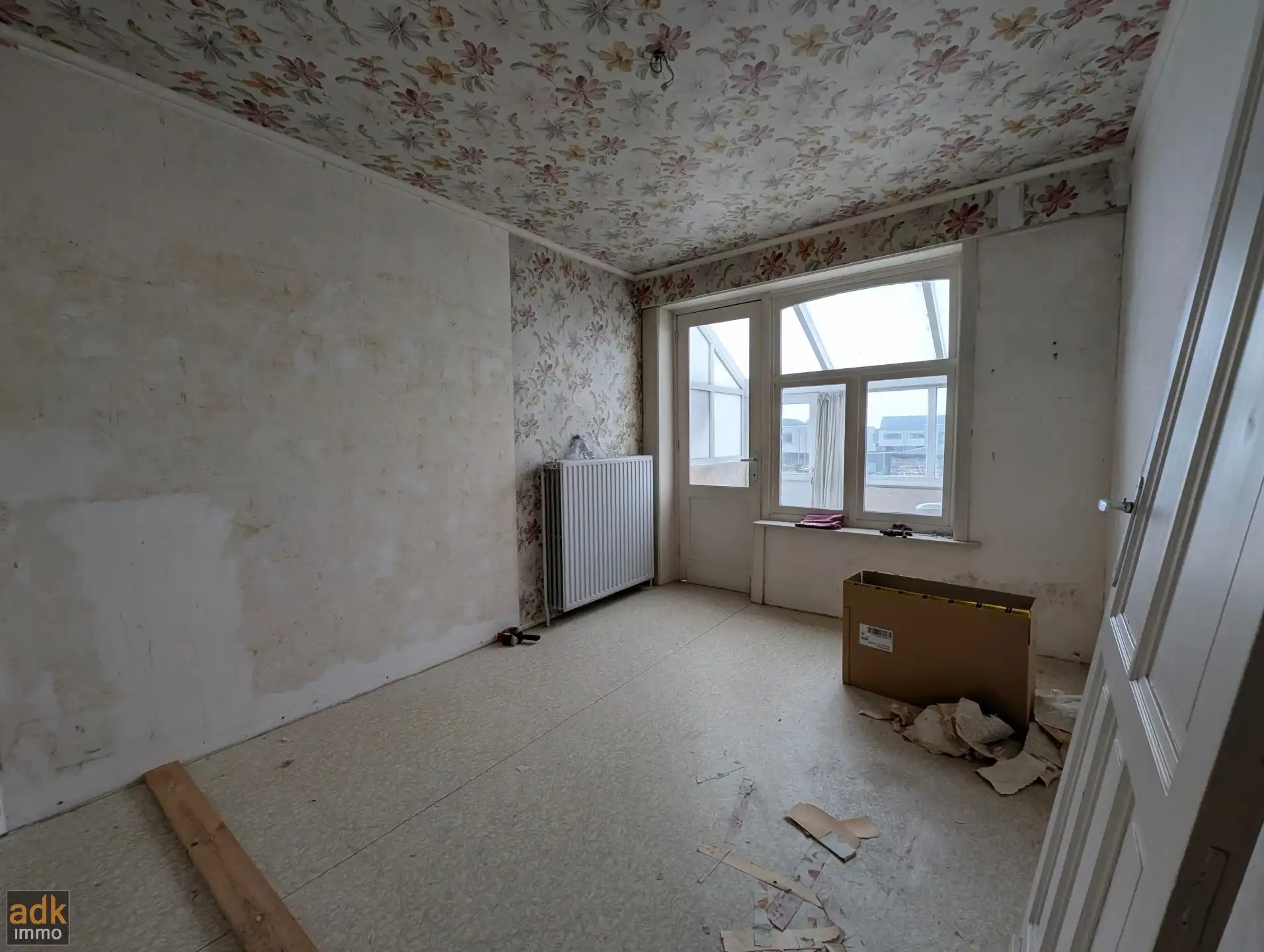 Ruime te renoveren woning met 4 slaapkamers, tuin en garage in Adinkerke te koop. foto 17