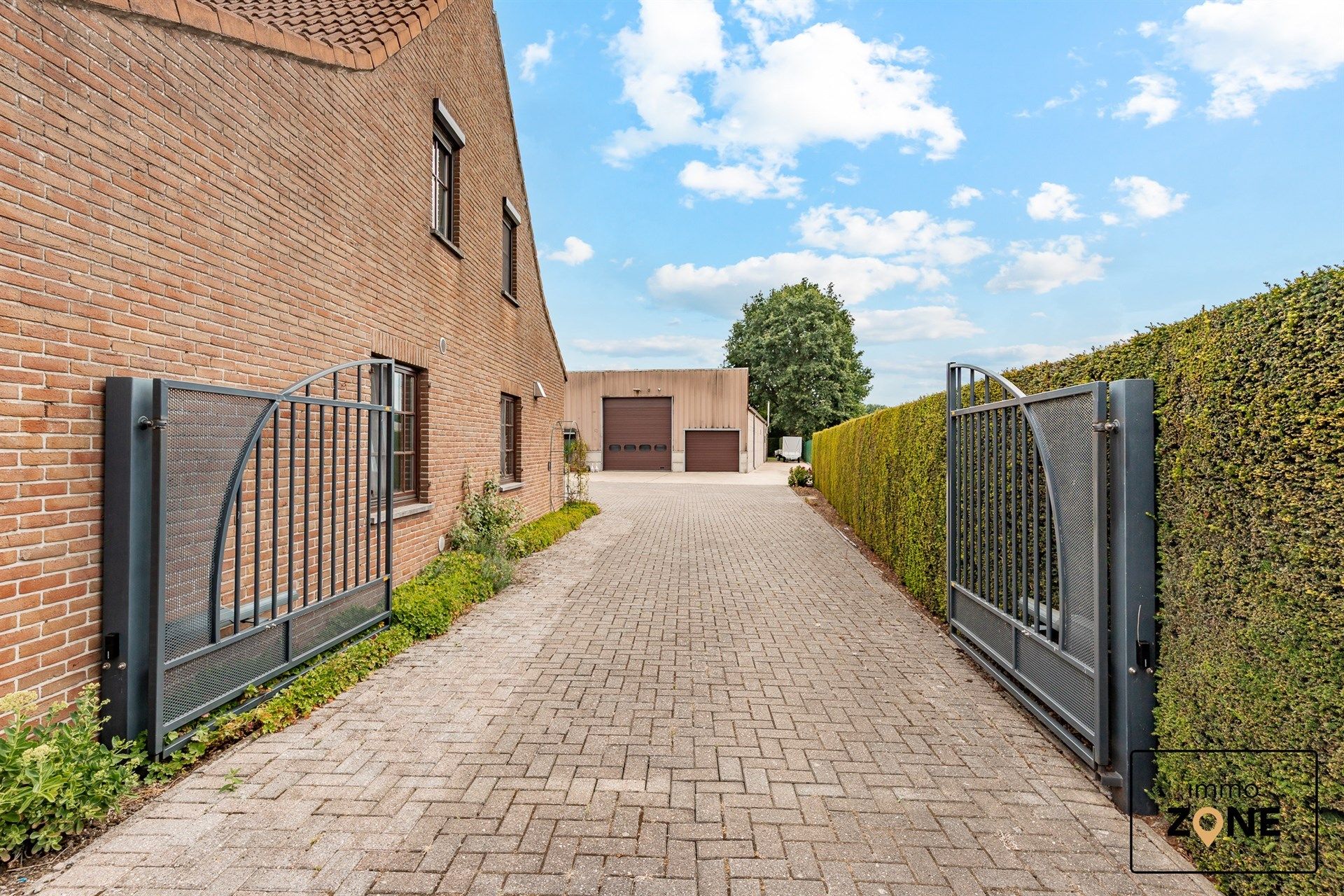 Huis, chalet en ruim magazijn op toplocatie foto 2