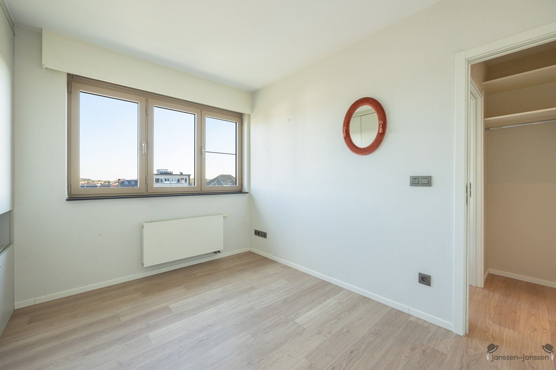 Instapklaar appartement met 2 slpks, terras en autostaanplaats foto 10