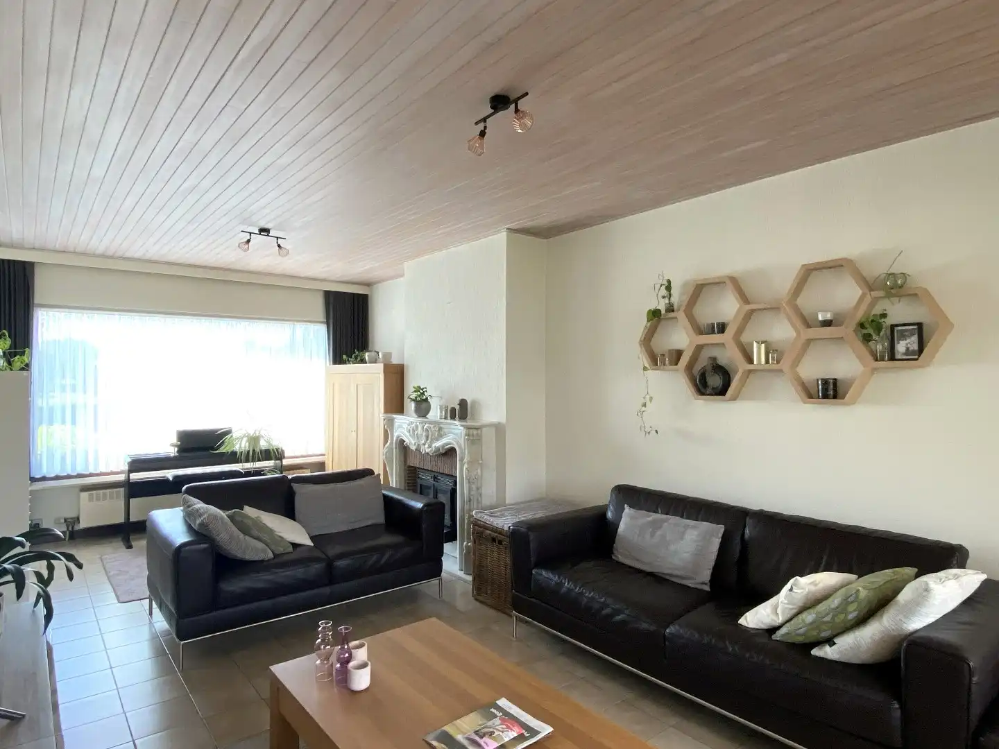 RUIME RUSTIG GELEGEN WONING MET PRACHTIG AANGELEGDE TUIN  foto 2