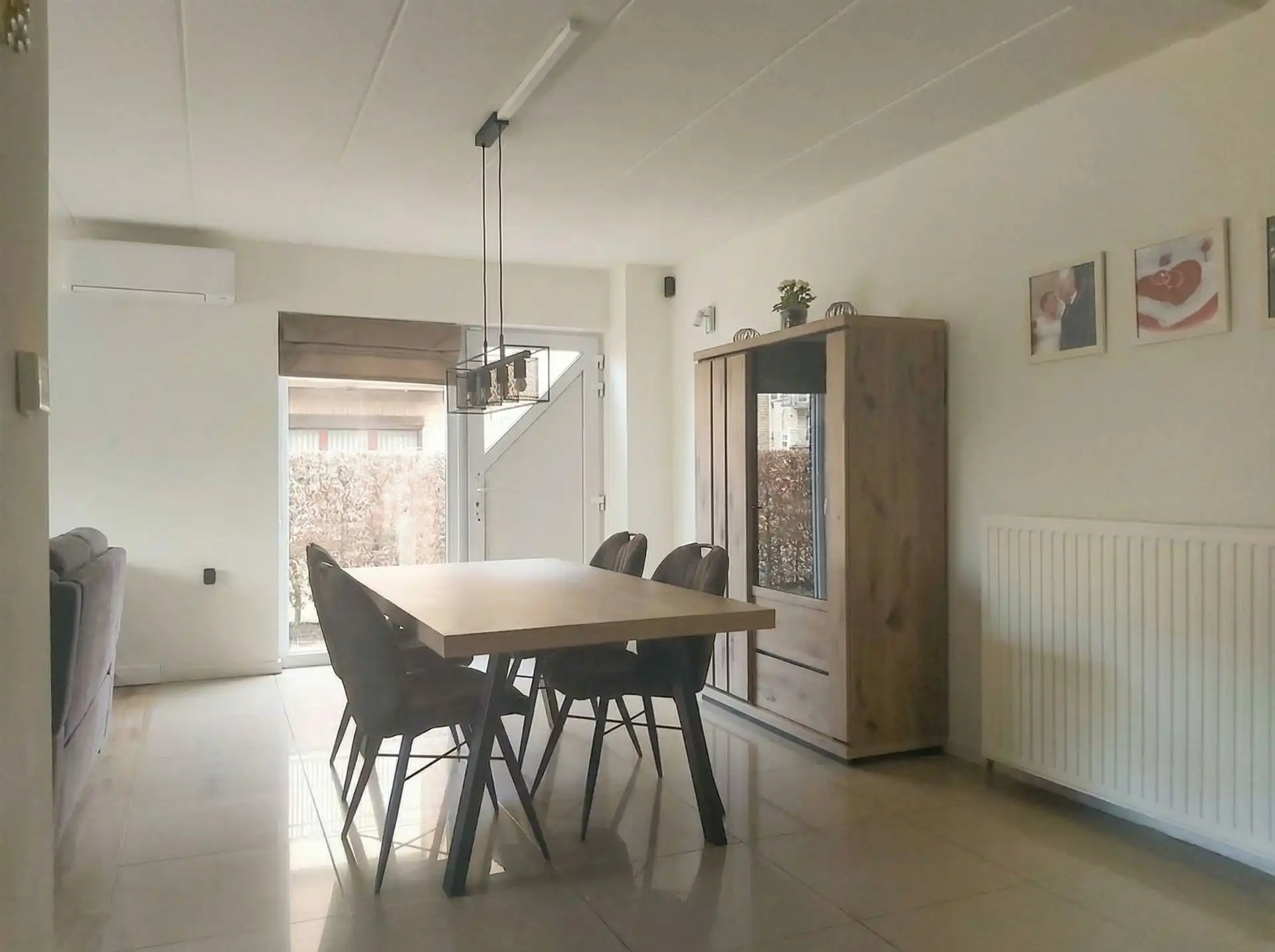 Instapklaar, gelijkvloers appartement met 2 slaapkamers, 2 garages en klein tuintje (via oprit bereikbaar) met overkapping in Maasmechelen! foto 4