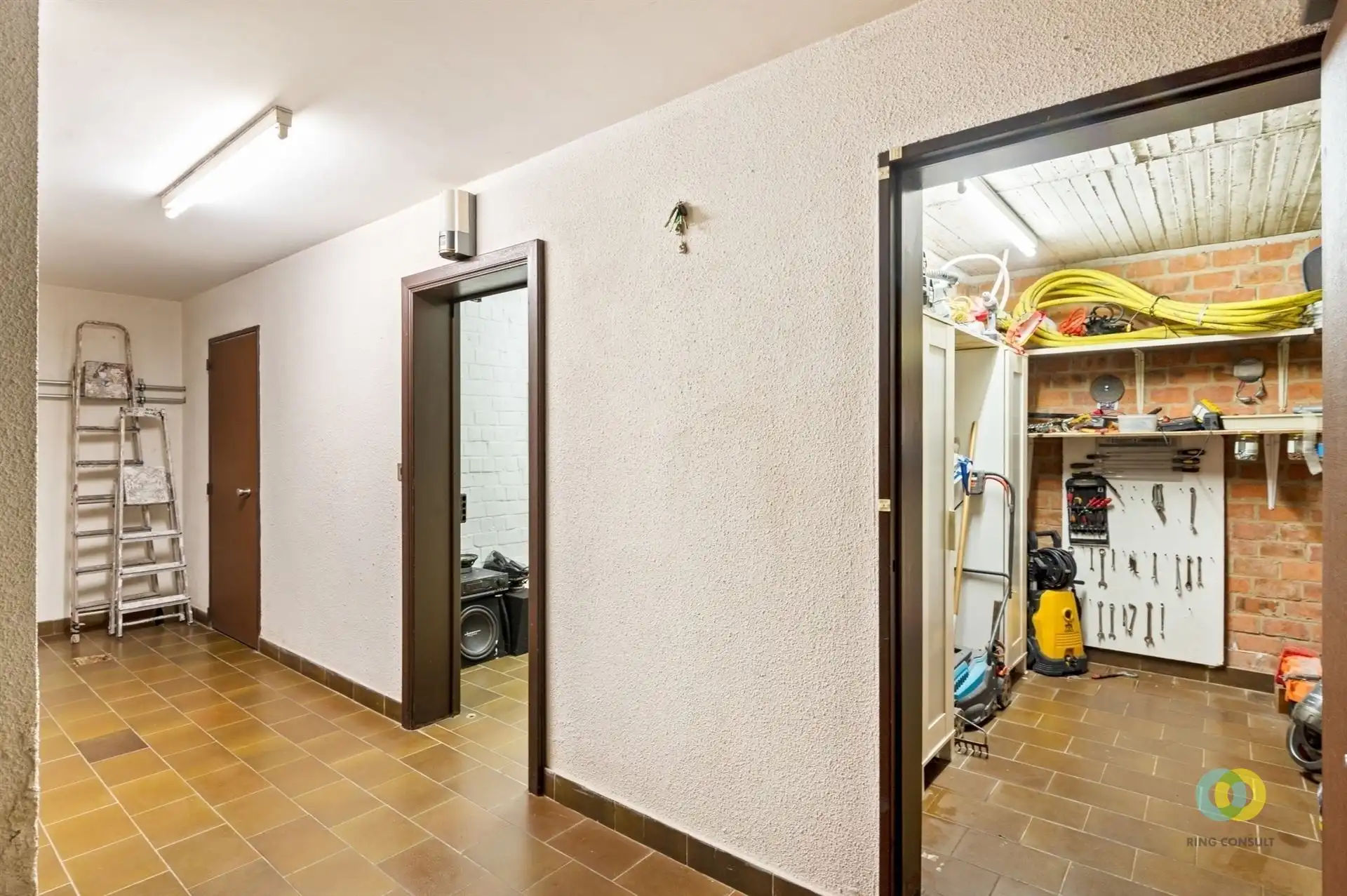 Buitengewoonhuis met kantoorruimte foto 21