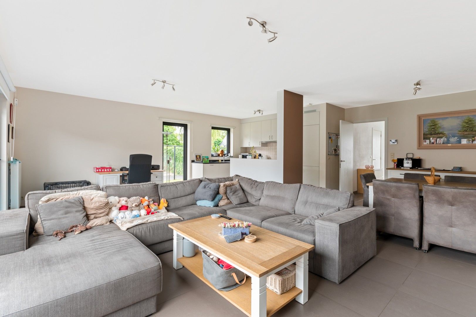Instapklare halfopen woning met 4 slpk, tuin met zwembad foto 6