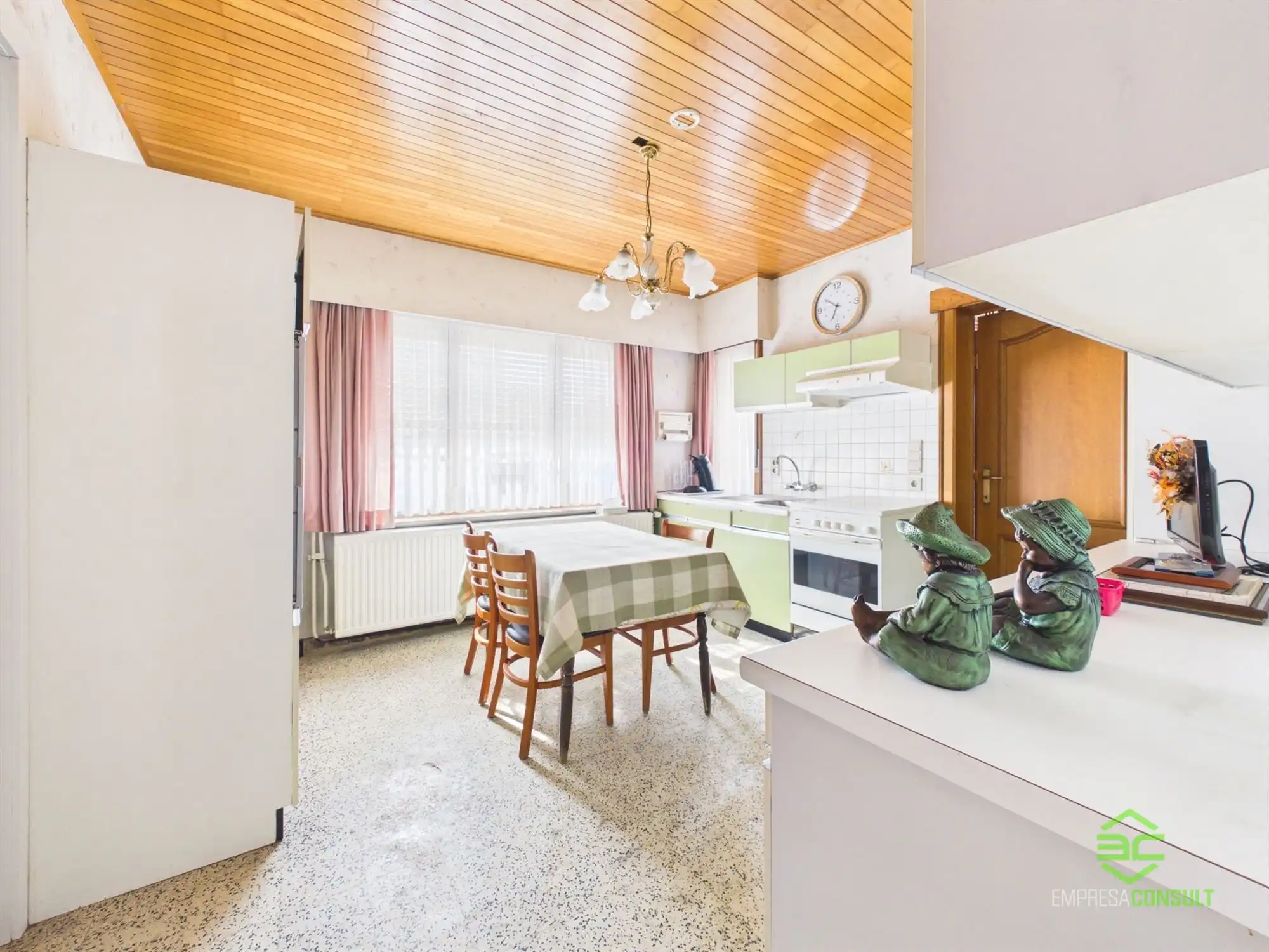 Ruime eigendom met woonst, appartement en opslagruimtes! foto 6