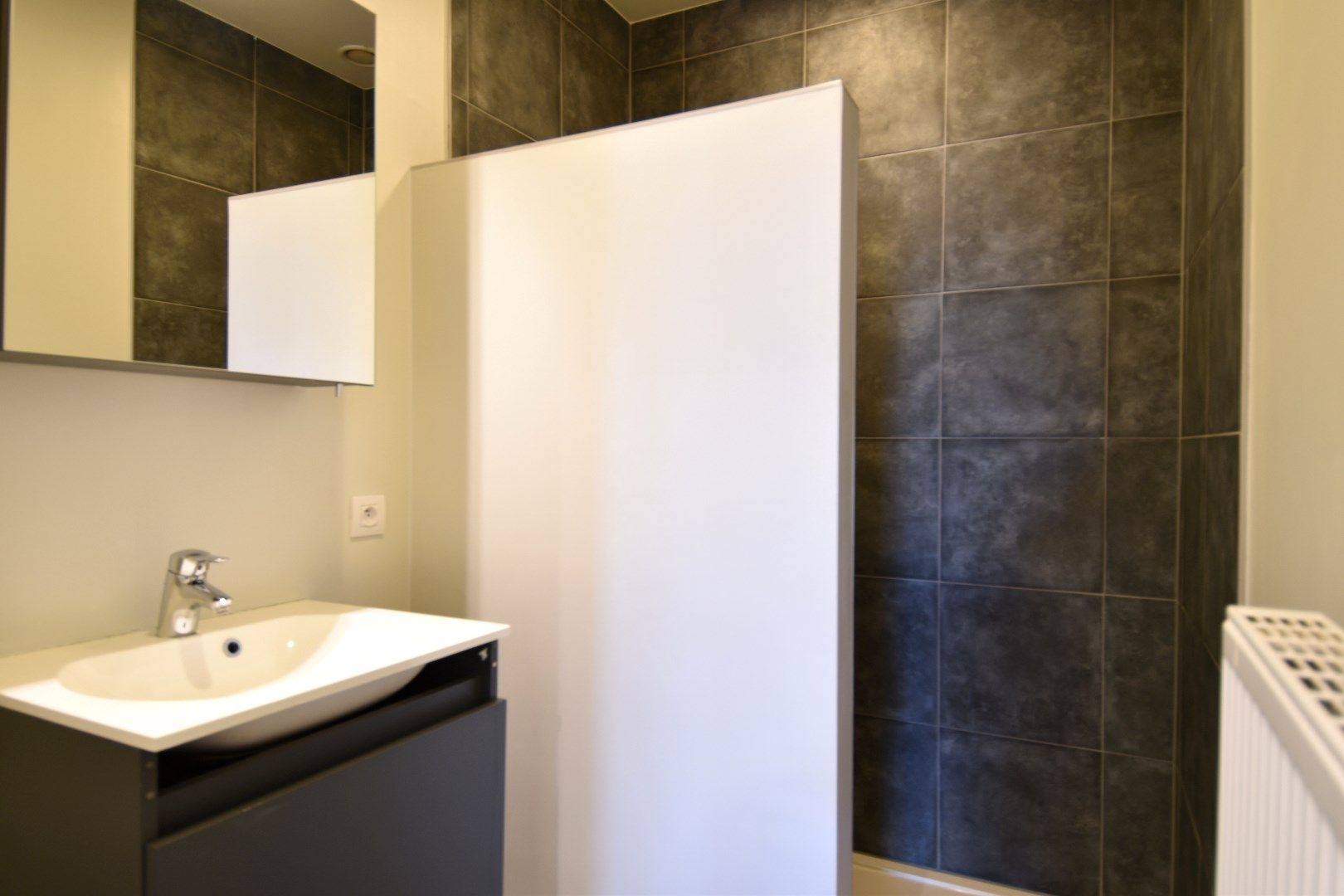 Recent 1-slaapkamerappartement (BJ 2017) met autostaanplaats te koop in een groene omgeving te Heule foto 6