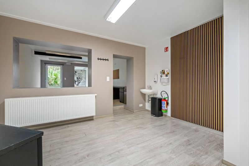 Roeselare-stadsrand. Zeer grote vernieuwde tussenwoning met 4 slaapkamers en tuin. Maar liefst  195m2 woonplezier / dubbel groot. Centraal gelegen. foto 4