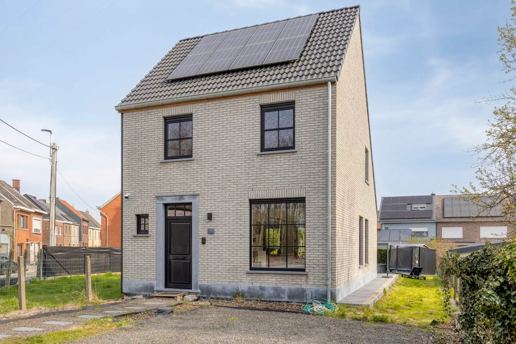 Smaakvolle nieuwbouwwoning op toplocatie met ruime oprit  foto 3