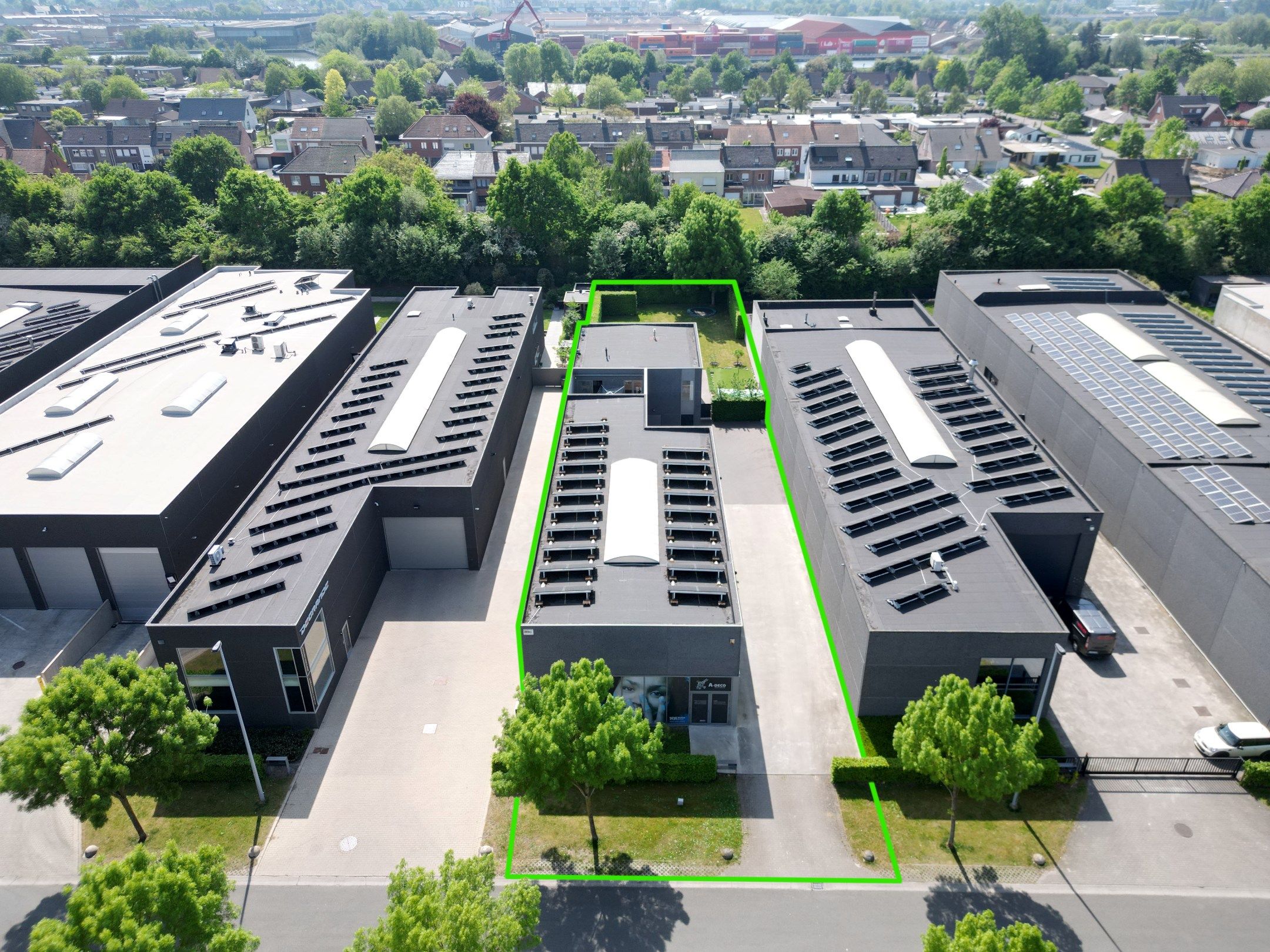 BEDRIJFSGEBOUW MET MODERNE WOONST foto {{pictureIndex}}