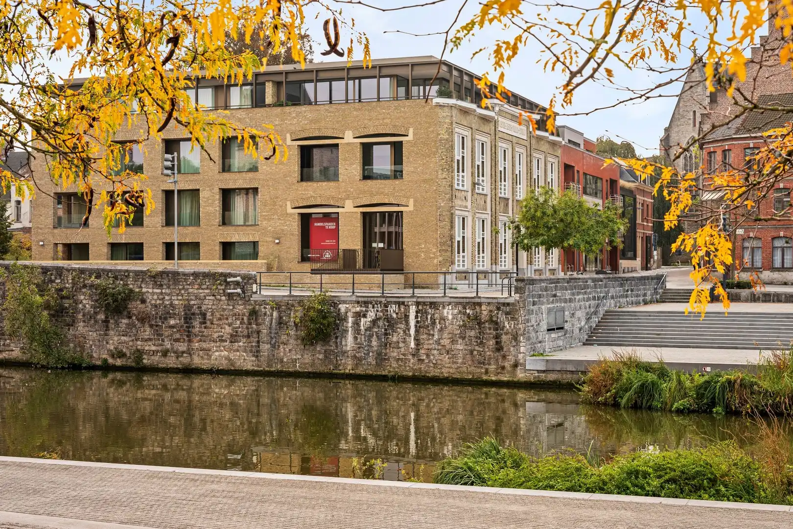 Unieke casco handelsruimte van 125m² op een topligging aan de Broeltorens in Kortrijk foto {{pictureIndex}}