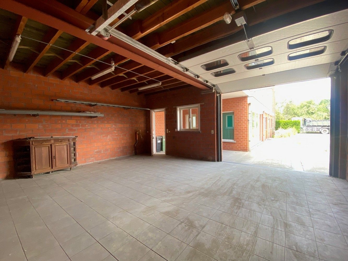 Ruime halfopen gezinswoning met grote garage/atelier (+/- 60m²) op een strategische ligging. foto 3