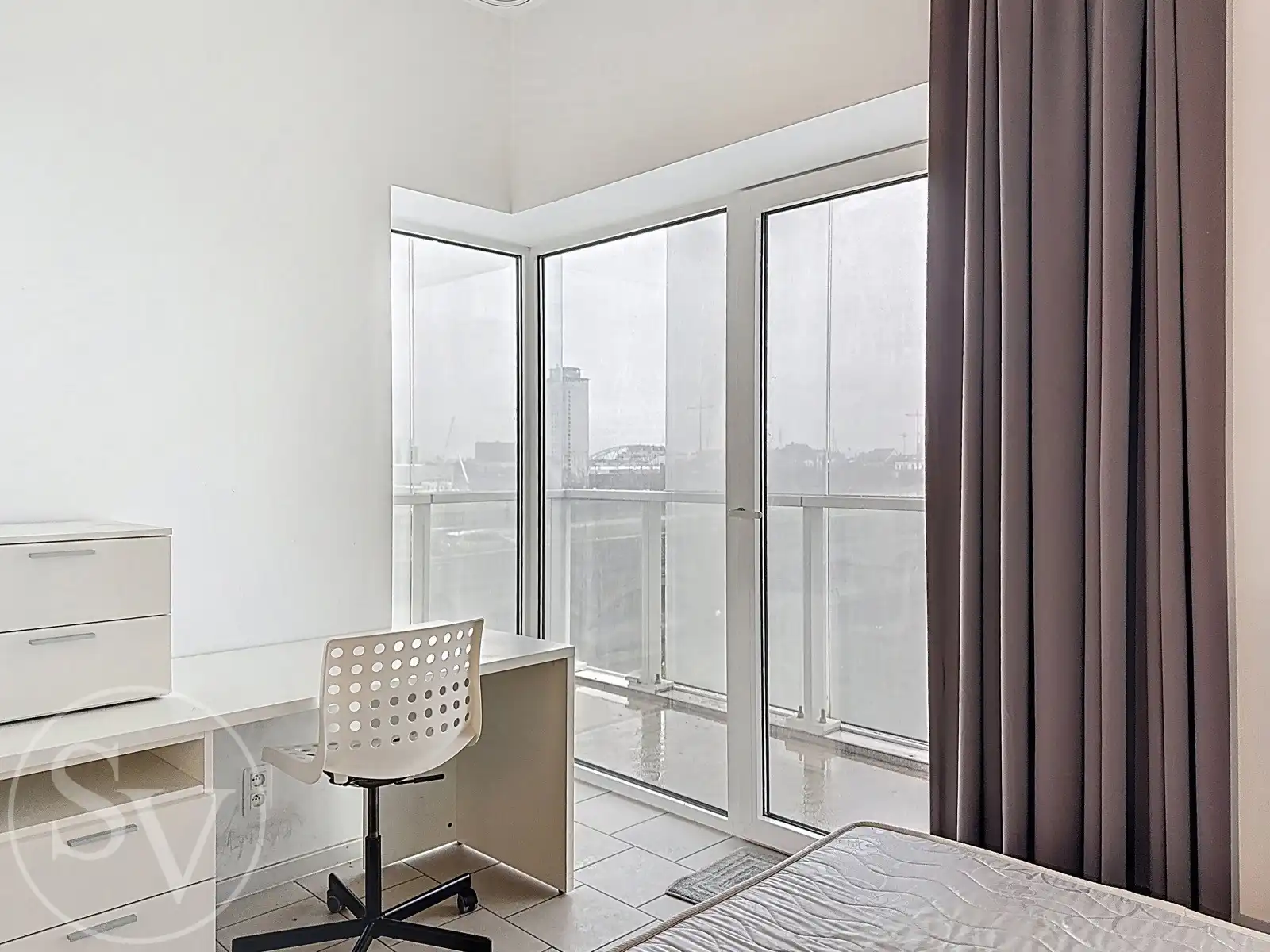 Kamer met terras, kelder en parking. foto {{pictureIndex}}