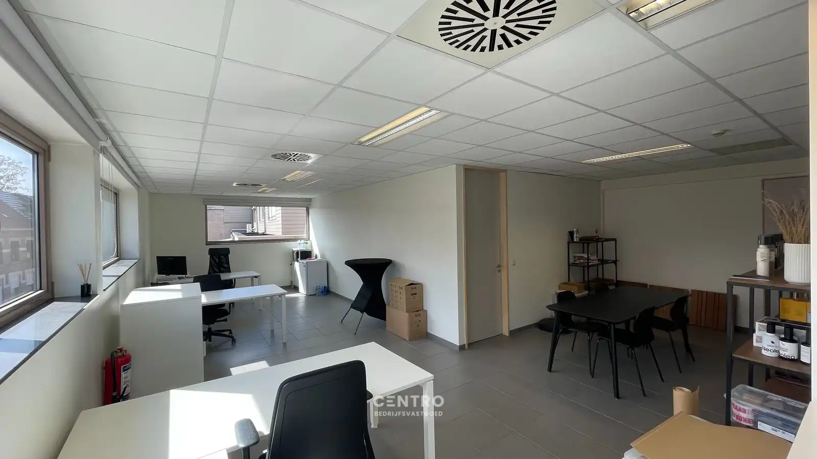 VOLLEDIG VERNIEUWDE en instapklare KANTOORRUIMTE (± 50m² )  met UITSTRALING op de markt van Knesselare! Ruime parkeergelegenheid langs de openbare weg. foto 2