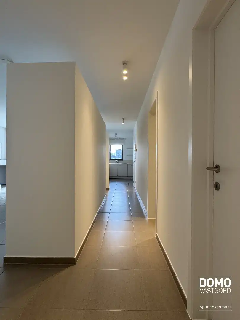 Ruim gemeubeld 2-slaapkamer appartement met terras in Kermt foto 5