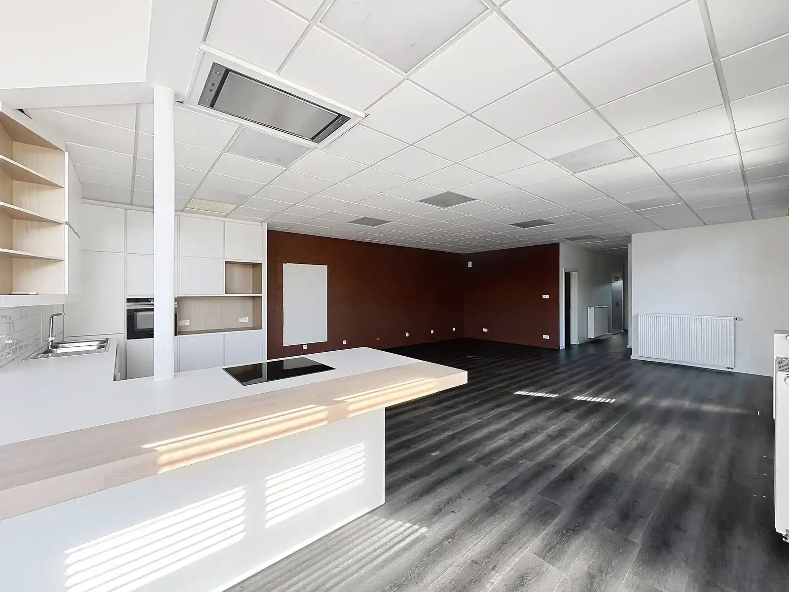 Instapklaar lichtrijk GERENOVEERD pand met mooie open kantoor/praktijkruimte en 4 aparte burelen/consultatieruimtes. foto 10
