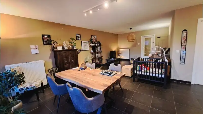 Ruim gelijkvloers 2-slaapkamerappartement met ruim TERRAS en AUTOSTANDPLAATS te huur in Brugge foto 3