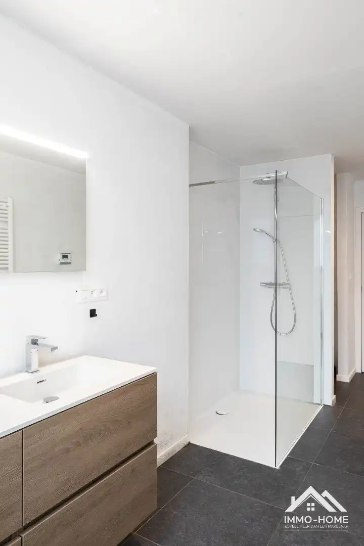 Prachtige gerenoveerde woning op een topligging in Sint-Amandsberg! foto 16