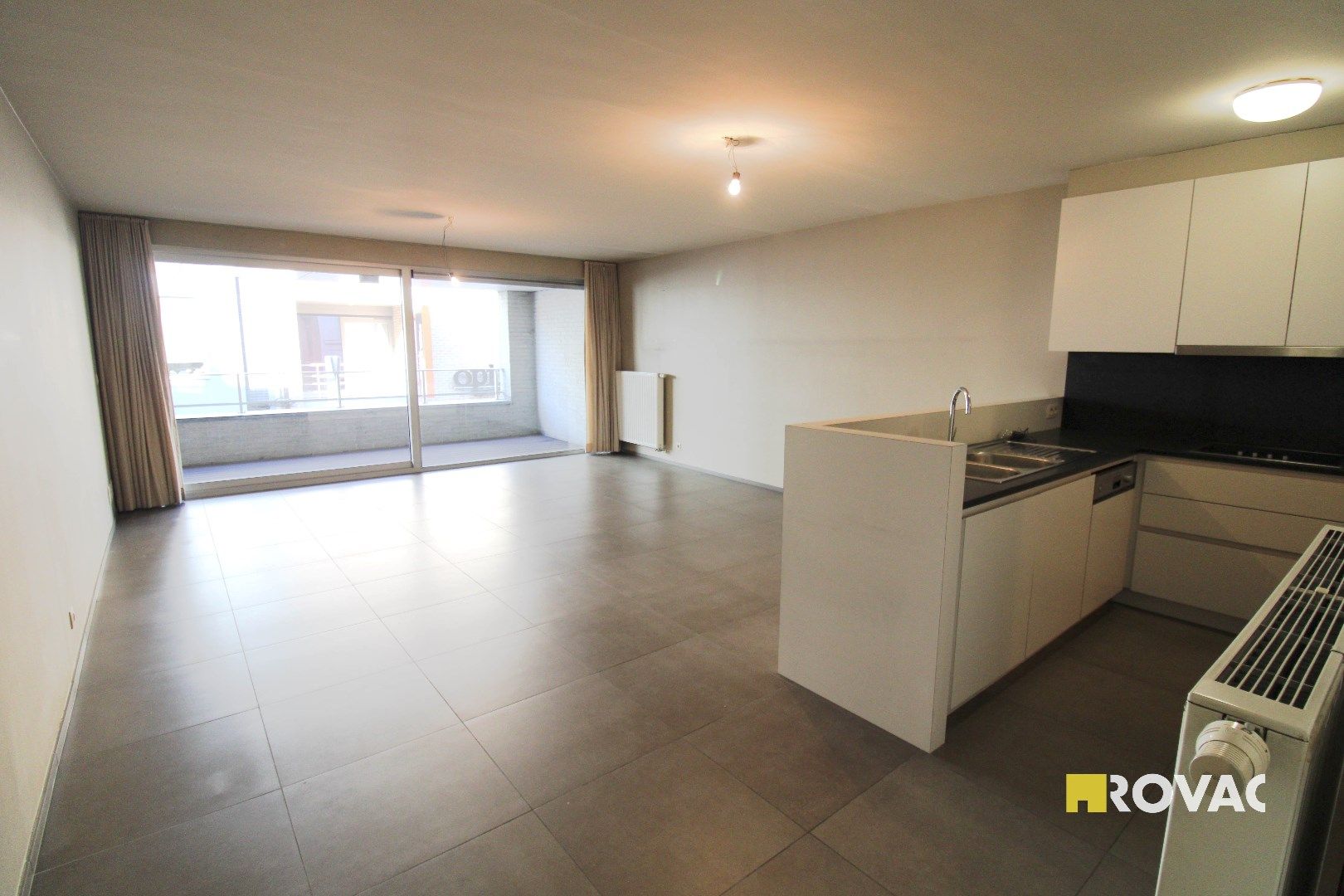 Centraal gelegen appartement op de 1ste verdieping met 2 grote terrassen! foto 2