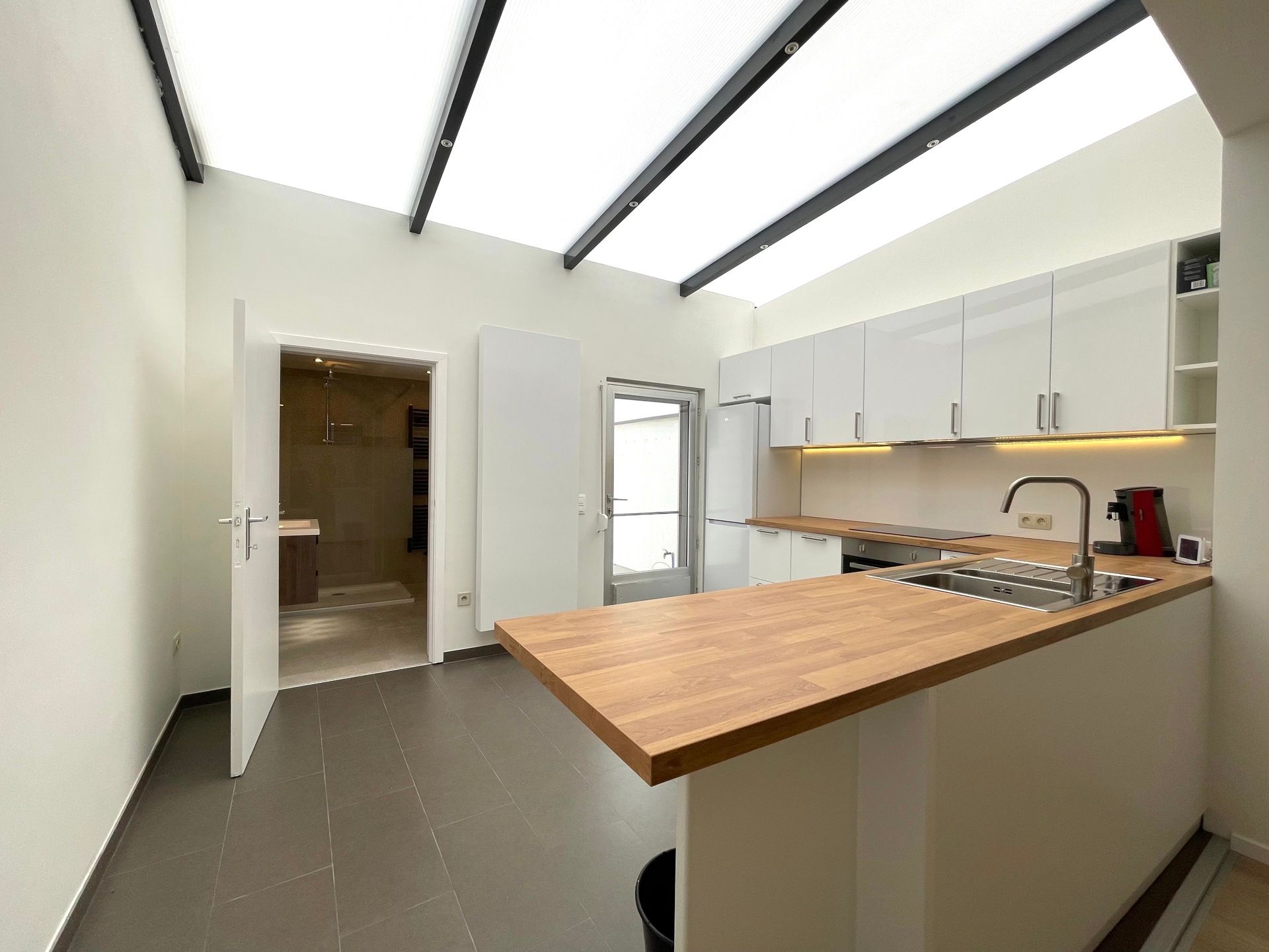Gerenoveerde rijwoning met drie slaapkamers foto 5