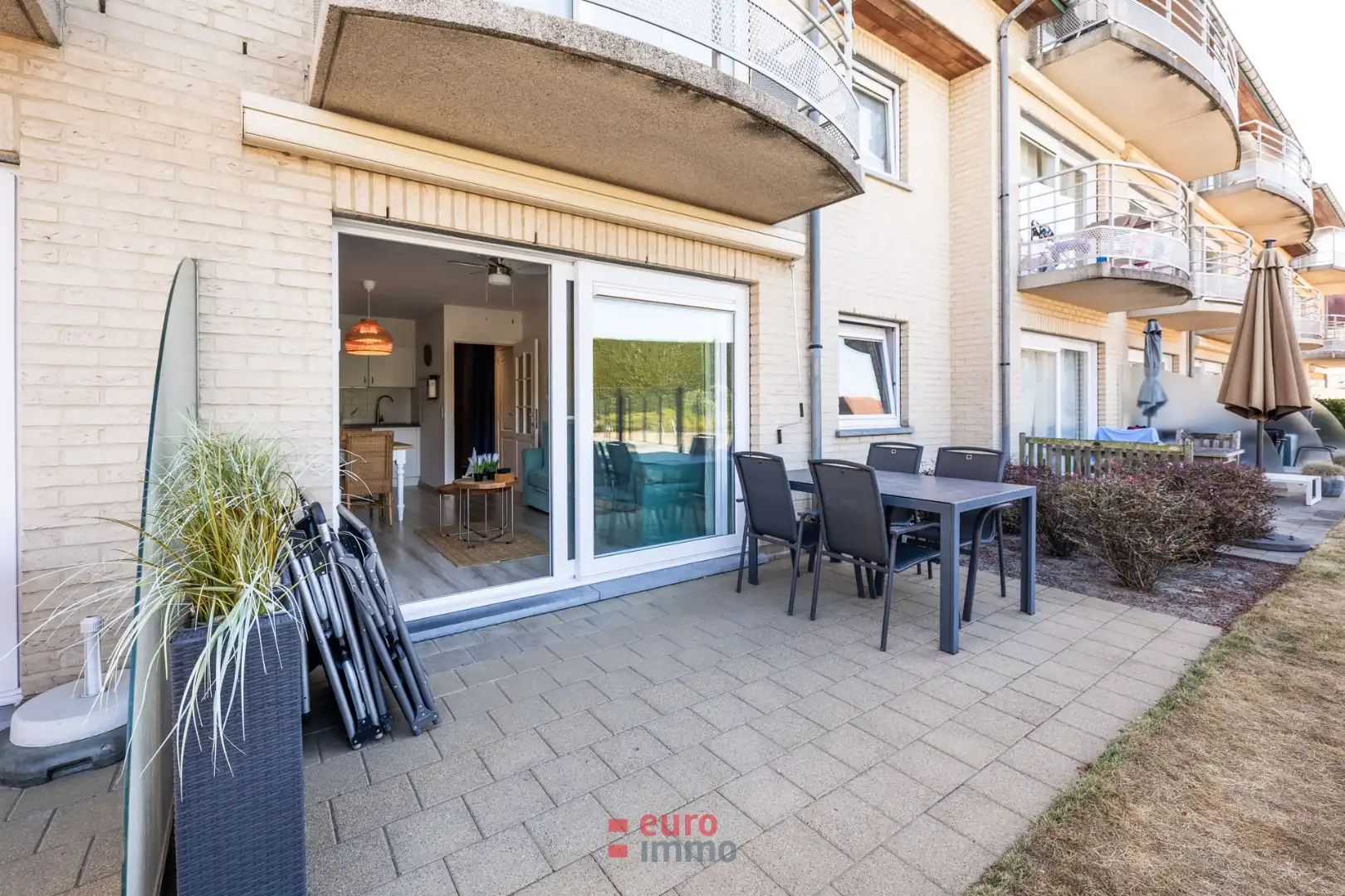 Gelijkvloerse studio met ruim terras. foto {{pictureIndex}}