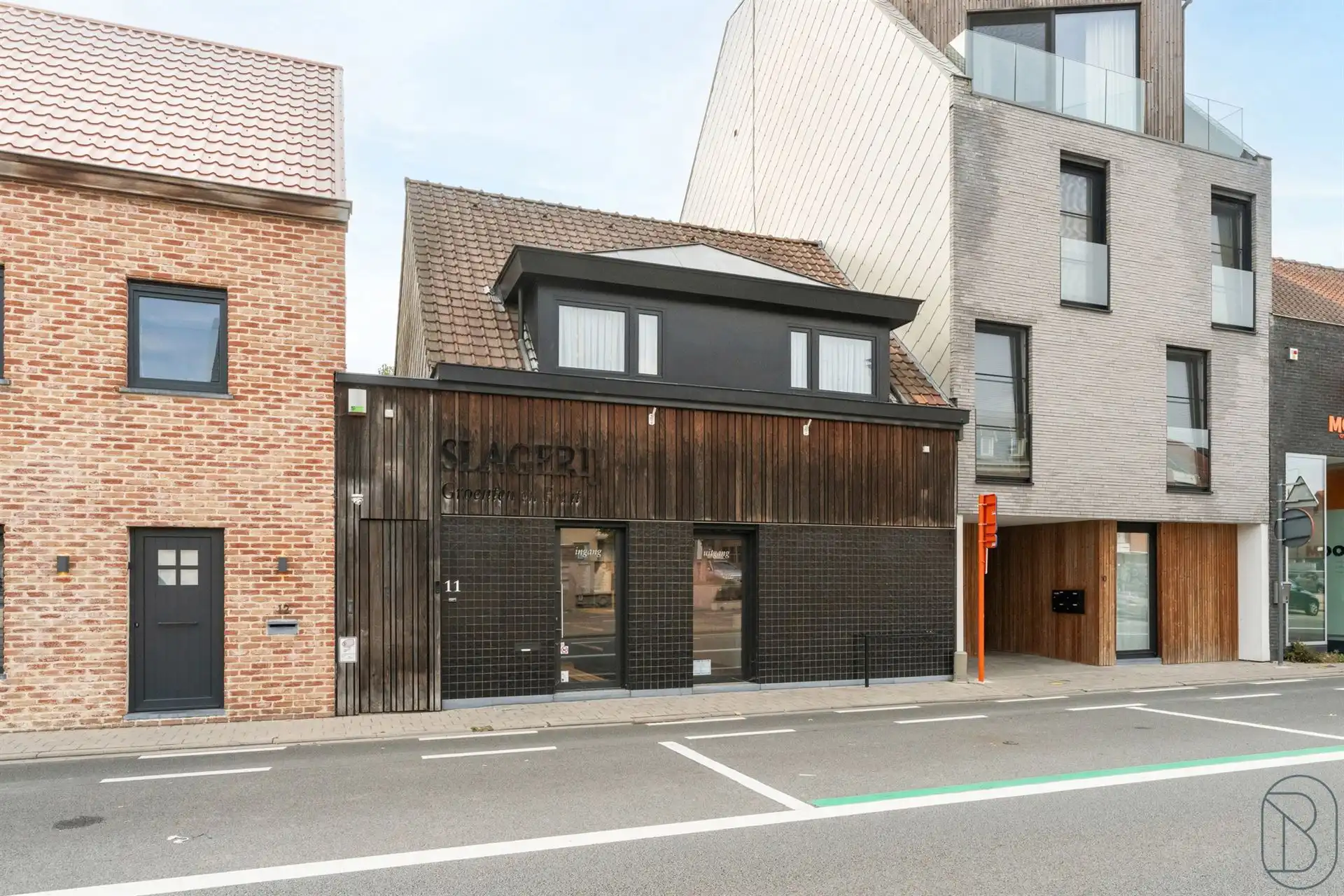 Vernieuwde handelszaak met woonst, en grote garage foto 26
