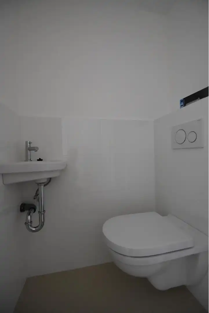 Fris en luchtig gerenoveerde woning met drie slaapkamers, terras, en garage, inbegrepen de stroom via zonnepalen.  foto 7