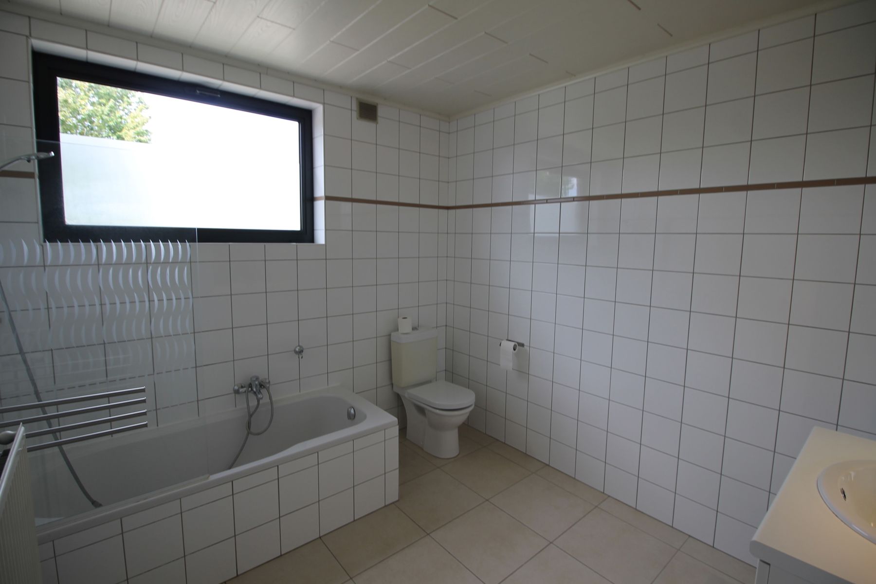 Recente halfopen bebouwing met ruime tuin, terras en garage foto 7