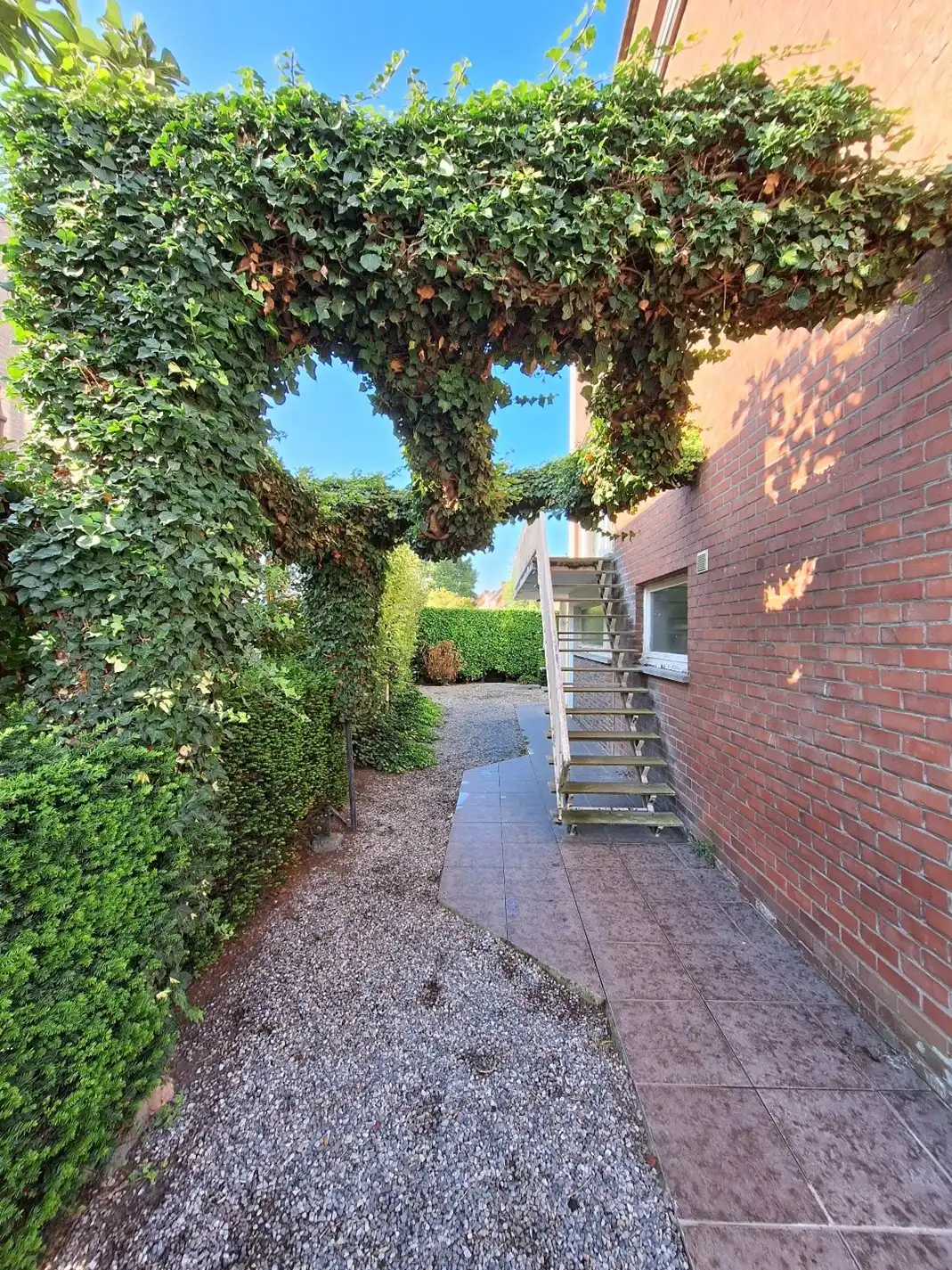 Halfopen woning met tuin en eigen parking te Sint-Kruis foto 2