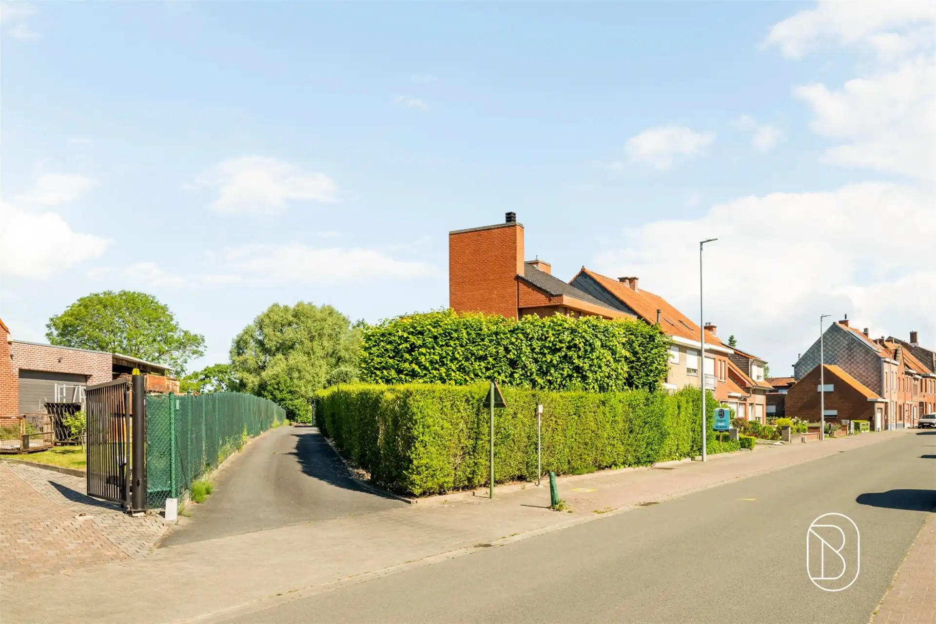 Ruime instapklare gezinswoning met garage en oprit foto 5