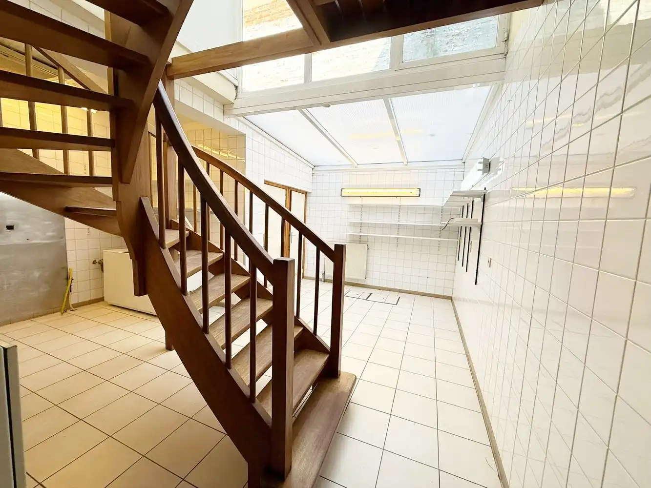 Handelsgebouw met verdiep te huur op topligging in centrum Ninove foto 9