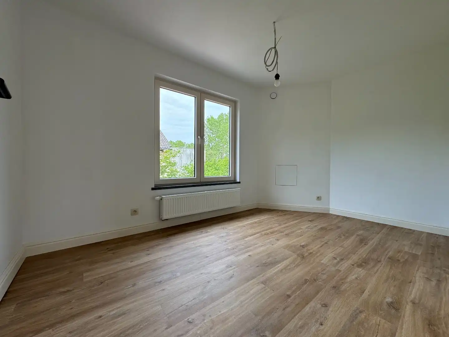Een 4-gevelwoning met garage en  tuin foto 20