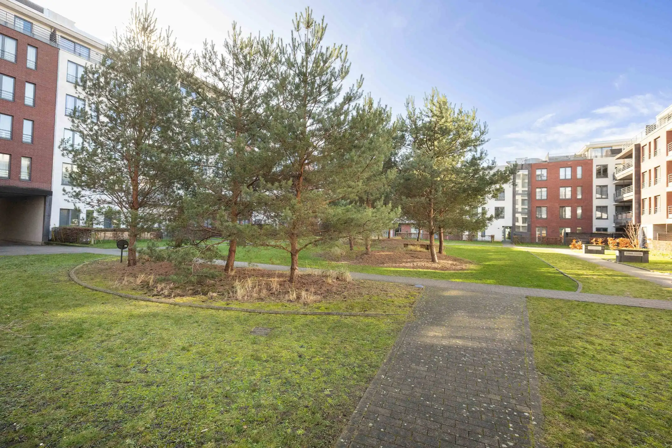 Op een steenworp van de NAVO foto 18