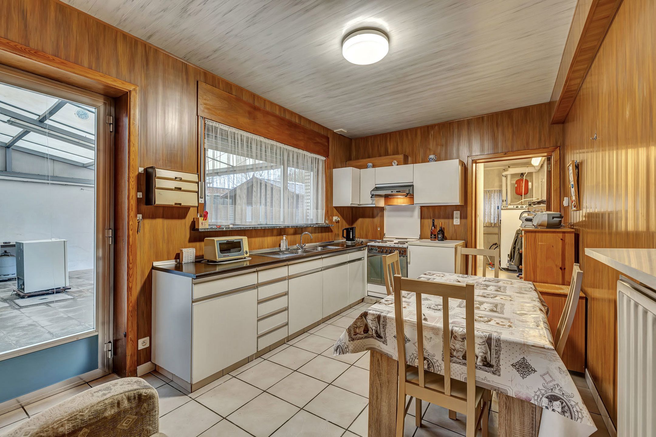 Ruime te renoveren woning met garage en veel potentieel foto 7