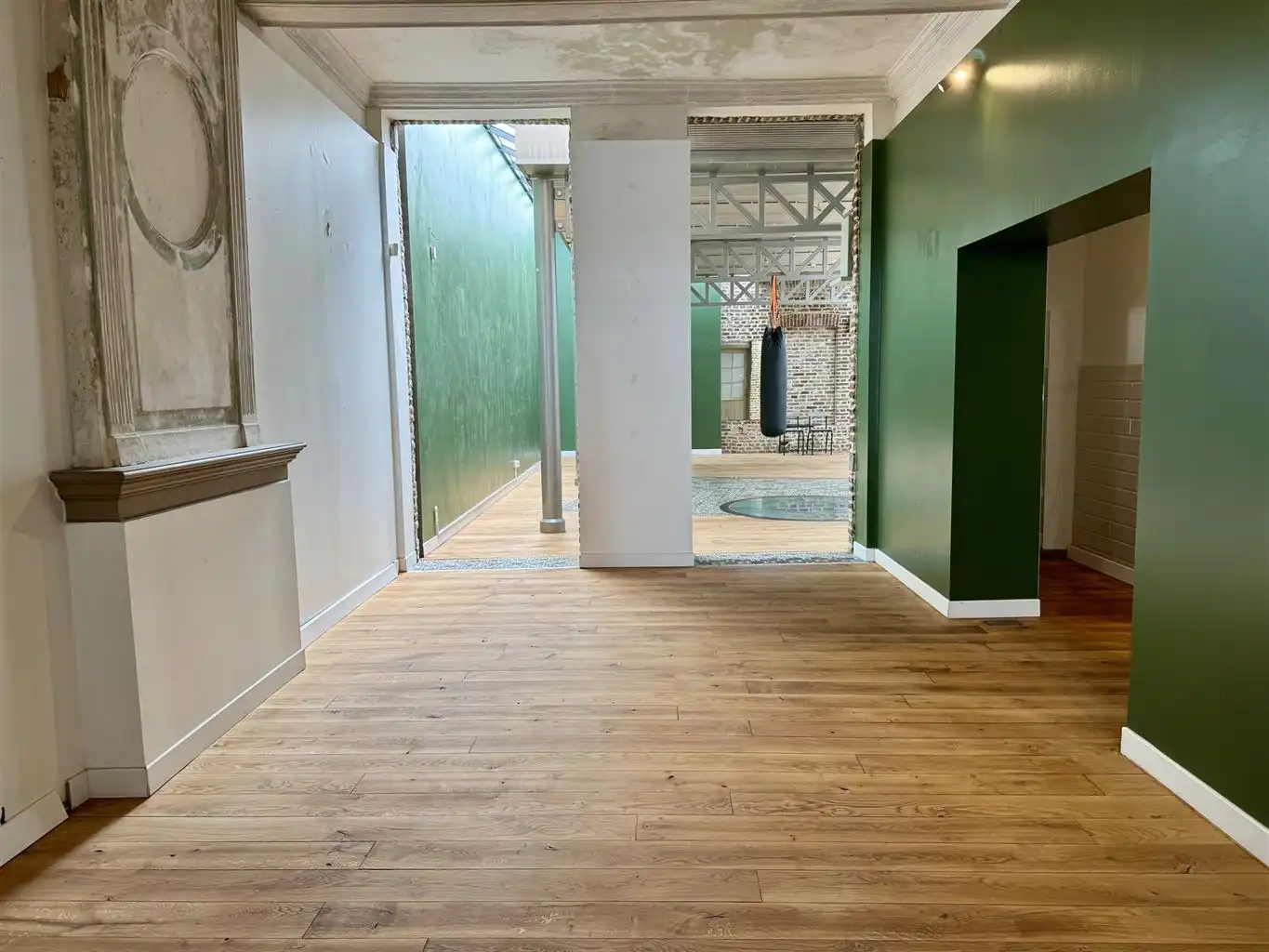 Karaktervolle handelsruimte met diverse mogelijkheden in hartje Maaseik  foto 4