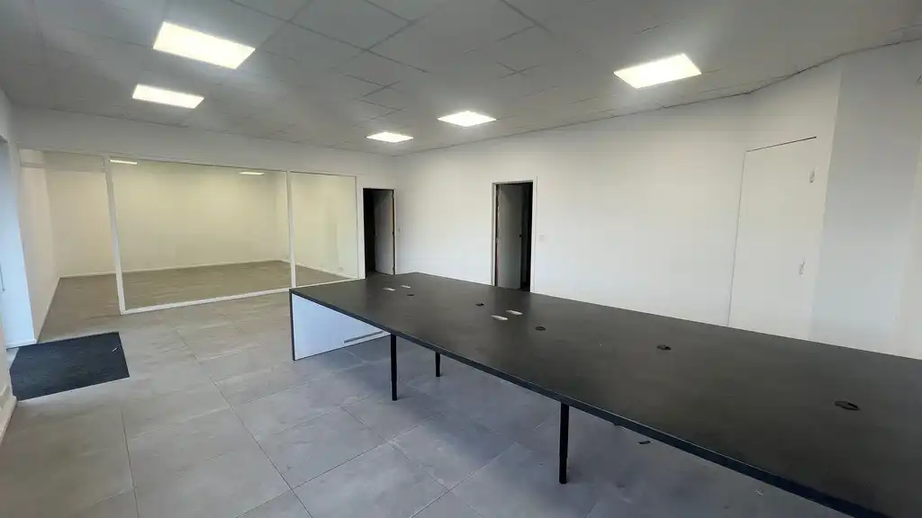 Bedrijfspand in bedrijvenzone aan Makro te Eke foto 6