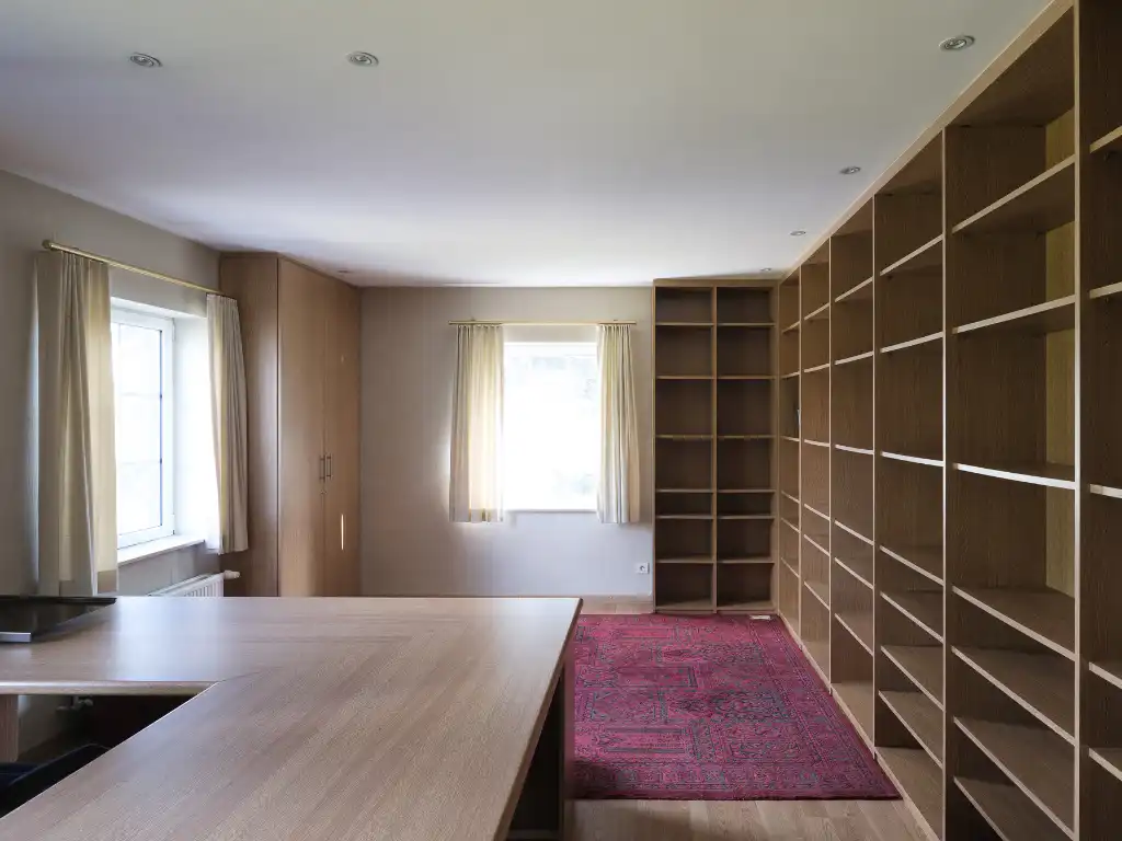 Vrijstaande villa (BJ 2001) met onder meer 6 slaapkamers, 2 badkamers en een dubbele inpandige garage foto 16