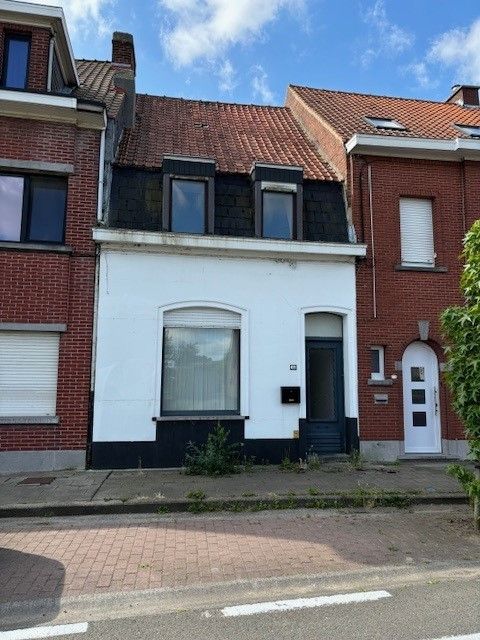 Te renoveren woning met 2 slaapkamers, tuin en uitweg achteraan op een totale oppervlakte van 480 m². foto 1