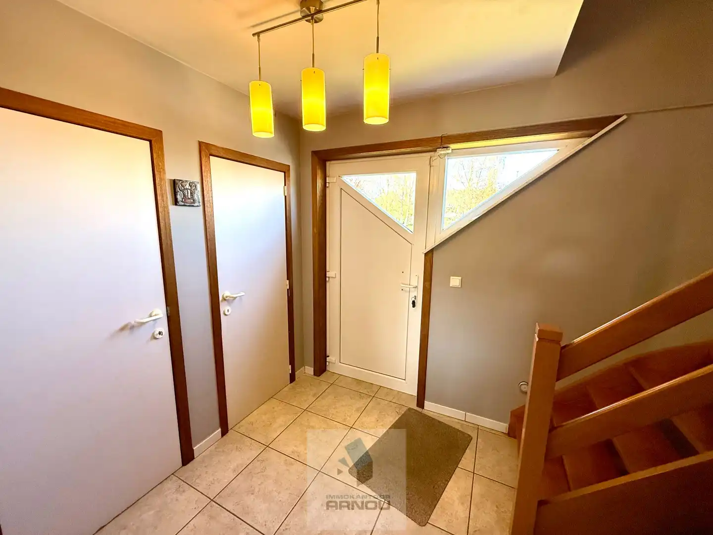 Verzorgde gezinswoning met 3 slaapkamers, gezellige tuin en inpandige garage foto 6