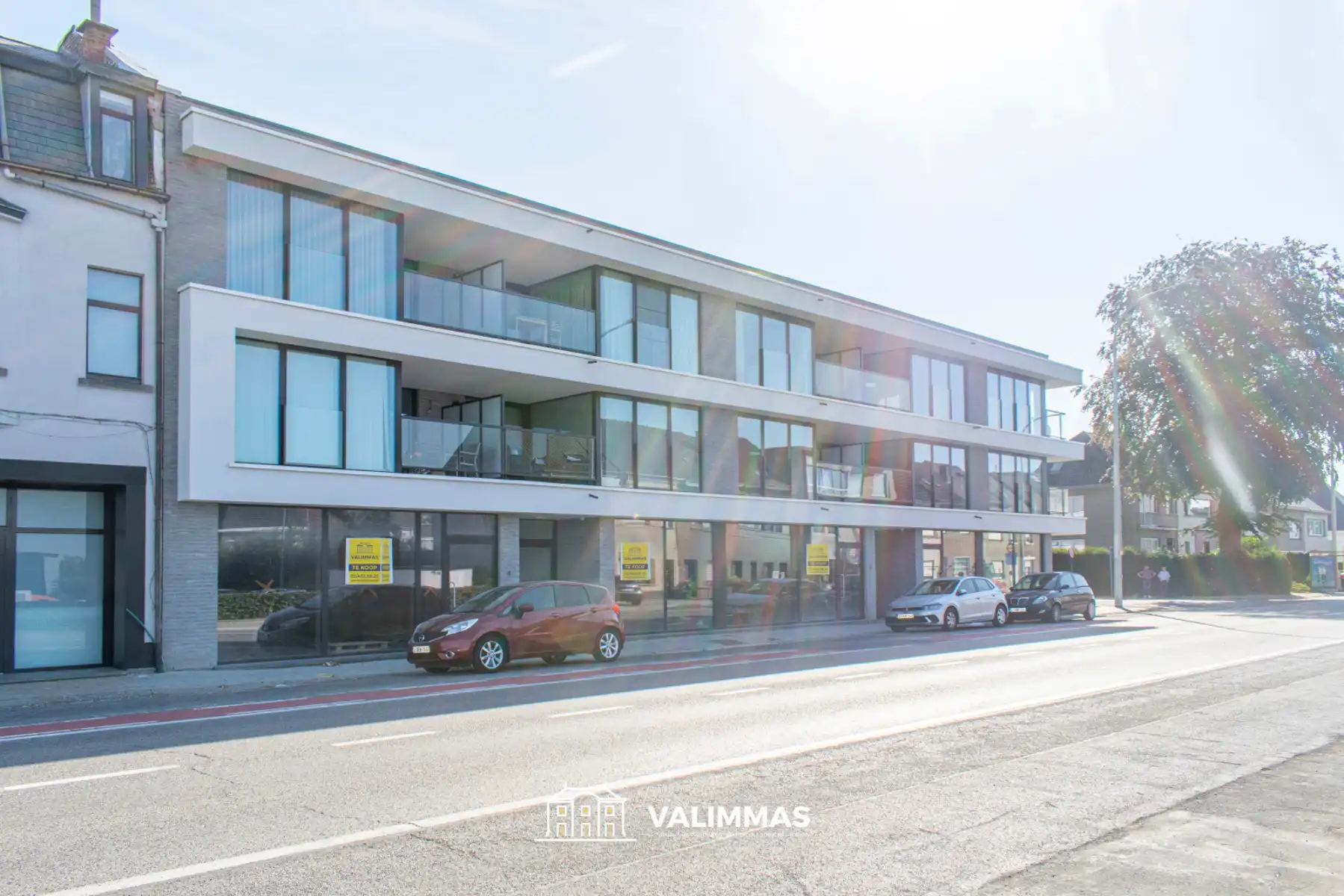 Commercieel gelijkvloers met grote kelder en 4 parkings... foto {{pictureIndex}}