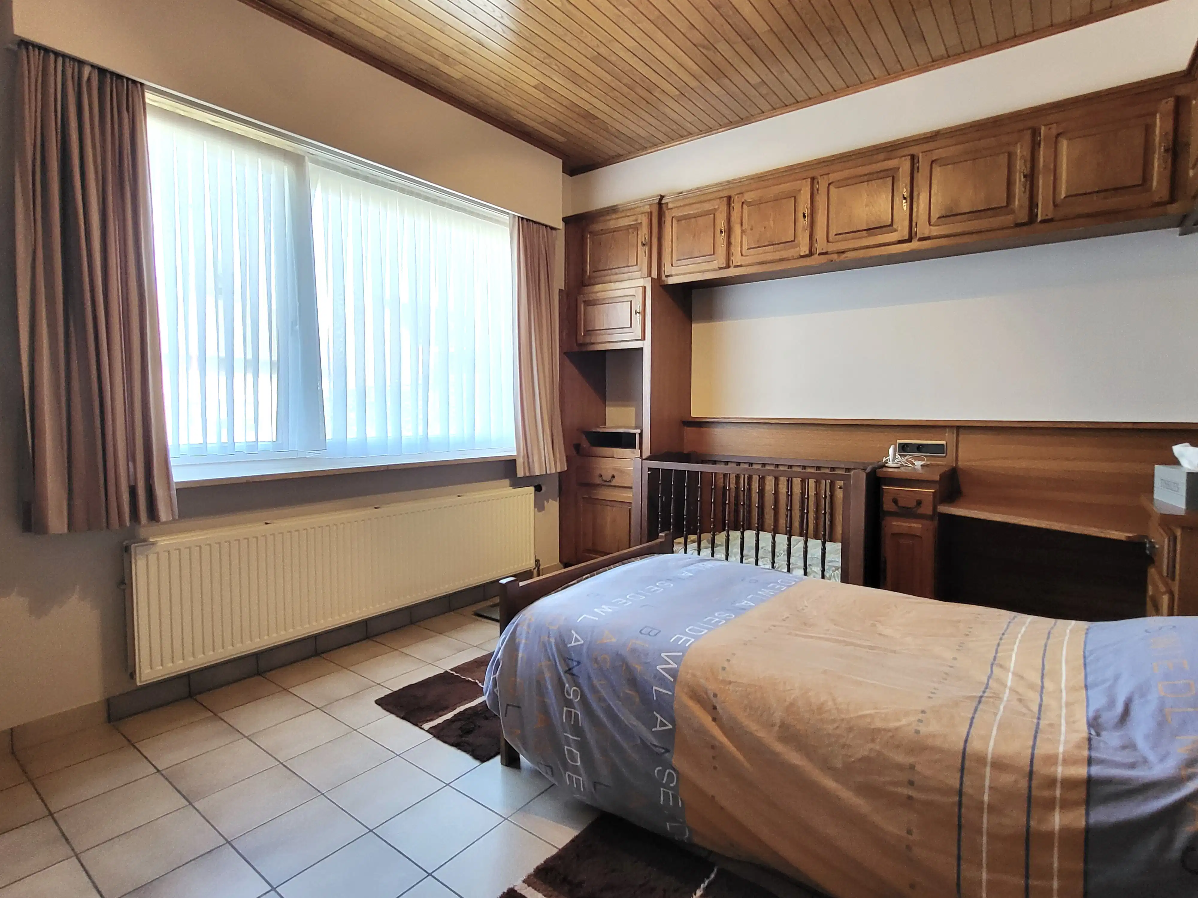 Deze ruime en uitstekend onderhouden villa-bungalow op een perceel van 1.264 m² combineert comfort, functionaliteit en een aangename woonbeleving met een zuidgericht terras en een prachtig aangelegde tuin met zwembad en badhuis.  foto 22