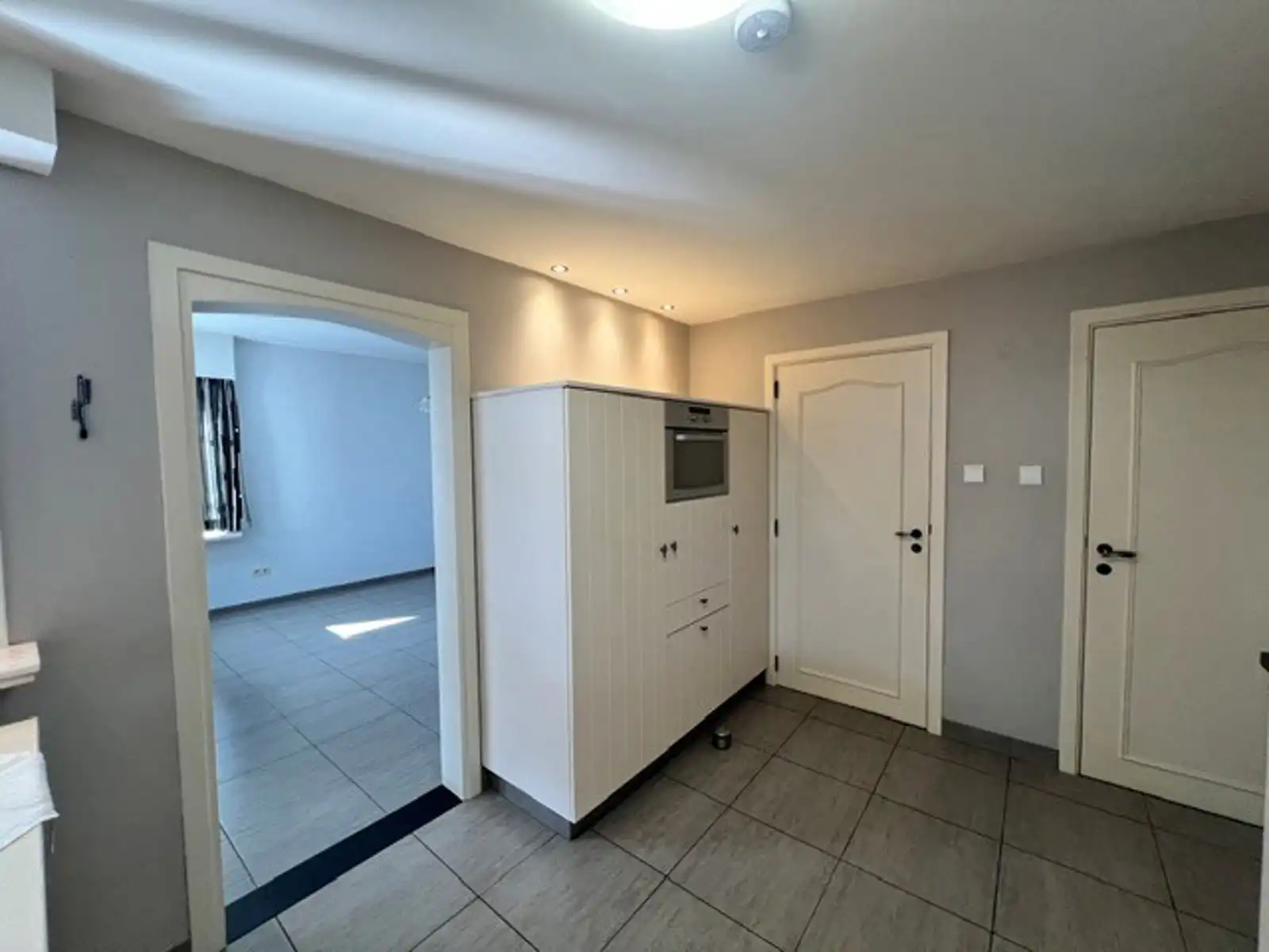 Halfopenbebouwing met 4 slaapkamers, garage en grote tuin. foto 6