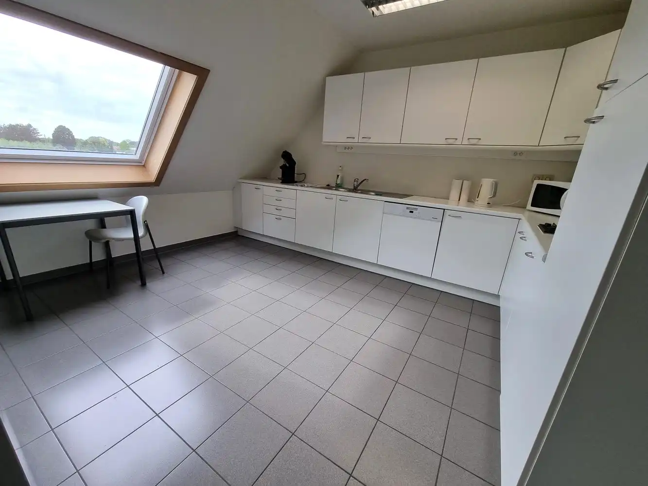 Kantoorgebouw met vergaderzalen en opleidingslokalen, bruto vloeropp 1146m² op een perceel van 44a48ca. foto 9