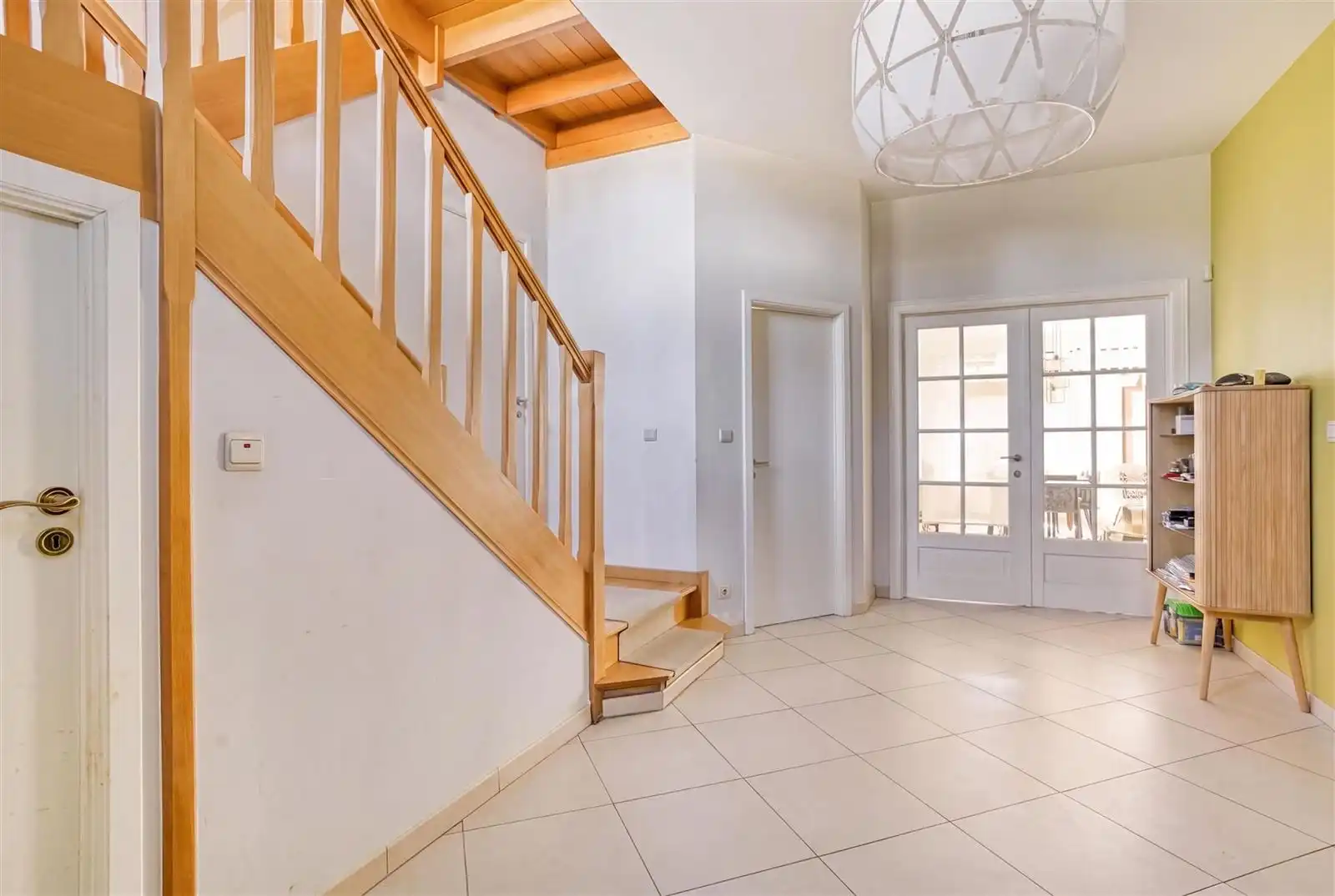 Ruime woning met 5 slaapkamers,tuin en garage foto 2