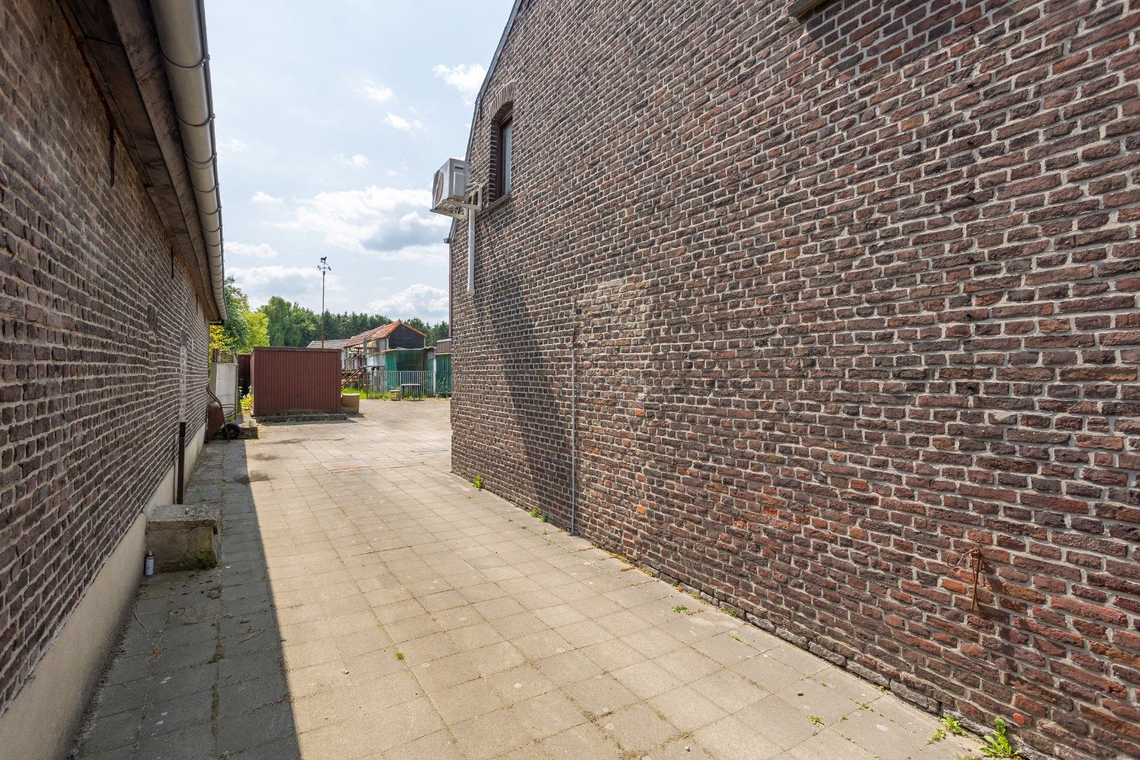 Deze te renoveren woning, op een mooi perceel van 8a30 wordt verkocht! foto 3