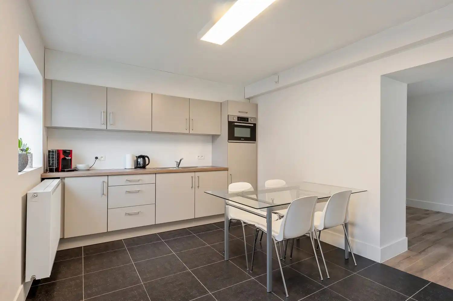 Uiterst gunstig gelegen kantoor. foto 28