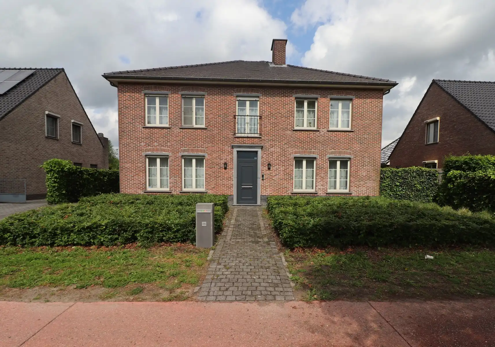 Een prachtige ruime villa met garage en tuin. foto {{pictureIndex}}