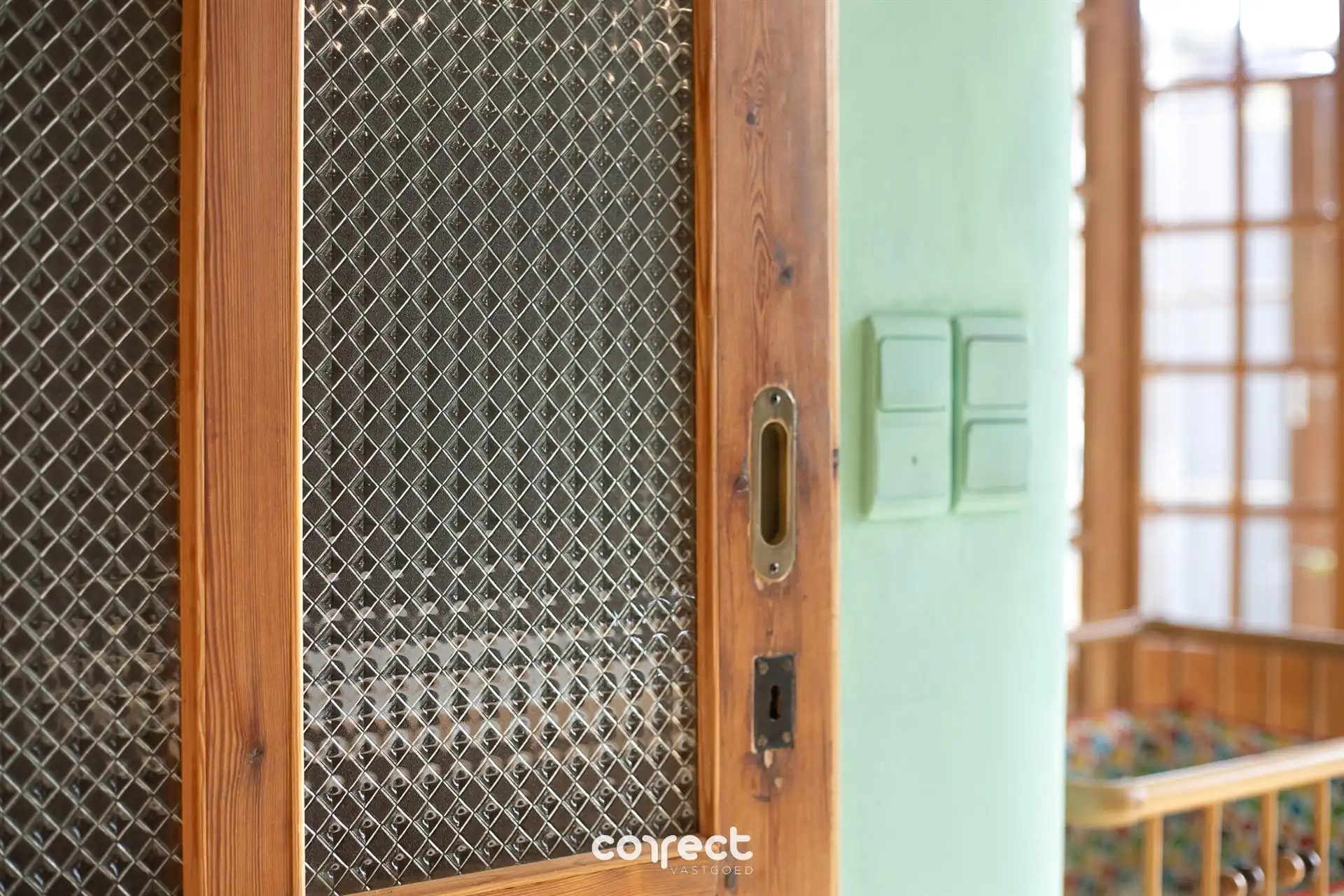 Karaktervolle, ruime gerenoveerde woning met oprit, garage en zuidgerichte tuin. foto 13