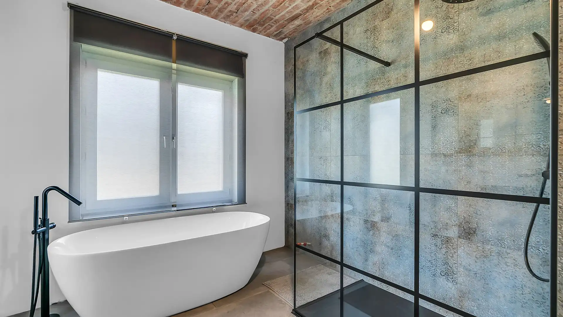 Rustig gelegen energiezuinige woning met 3 slaapkamers op een perceel van 6a foto 11