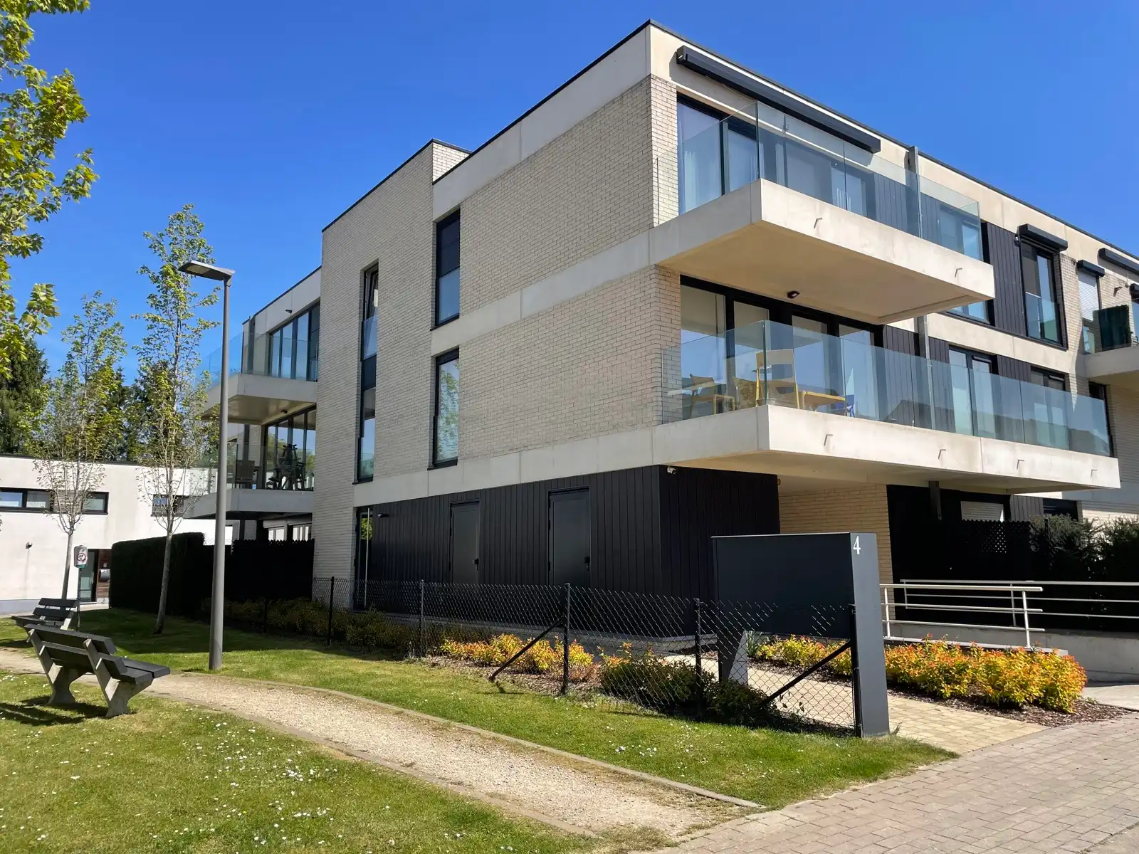 LEEMANS Immobiliën biedt u dit gezellig nieuwbouw appartement in centrum Groot-Bijgaarden.  foto {{pictureIndex}}