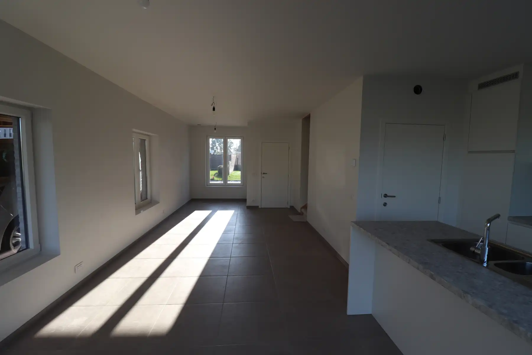 Ruime nieuwbouwwoning (163m² BO) met 3 slaapkamers, terras met tuin en brede carport. foto 3